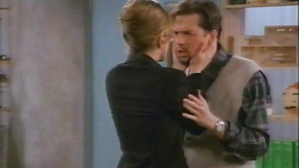 Die verwöhnte Blondine in Strümpfen Alex Devine versorgt einen Typen free sex filme mit einem Blowjob in einer Limousine