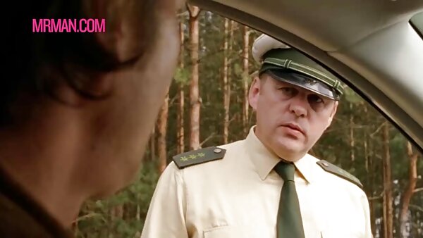 Die süße brünette Schwanzlutscherin gibt ihr Bestes, wenn sie auf den sex filme free Knien steht