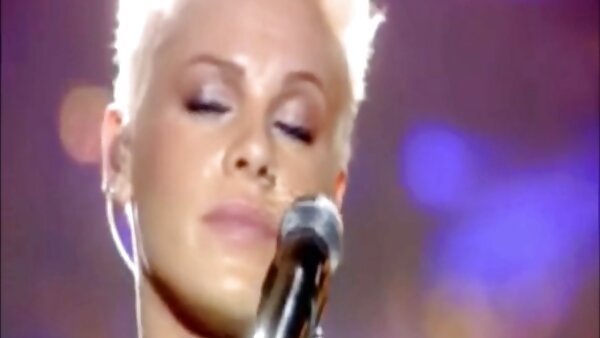 Die unterwürfige blonde Schlampe Julia Ann bekommt ihre sex filme free Beute ausgepeitscht