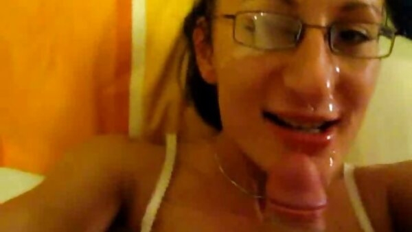 Rothaarige, heiße, dreckige Nymphomanin spielt mit Nippeln und reibt ihre nasse Muschi kostenlose pornos xxx