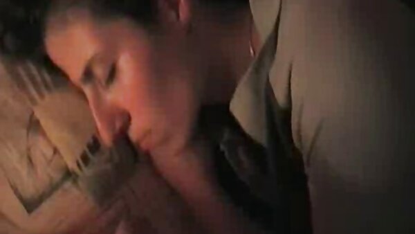 Petite blonde Küken Eier gefesselt free sex german movie und in die Luft gehoben