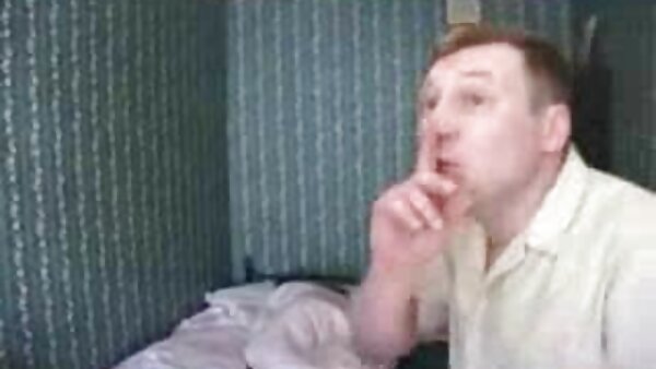 Dunkler Kopf wird in einem Wohnzimmer kostenlose xxxfilme gefickt