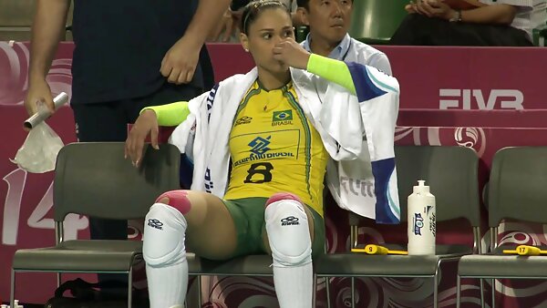 Die braungebrannte und appetitlich schlanke Wichserin Anne genießt es, ihre Lust auf dem Sofa zu kitzeln free porn filme