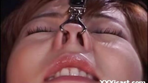 Langhaarige, helle Blondine in rosafarbenem Kleid verführt einen Mann, sex filme free damit ihre Muschi gehänselt wird