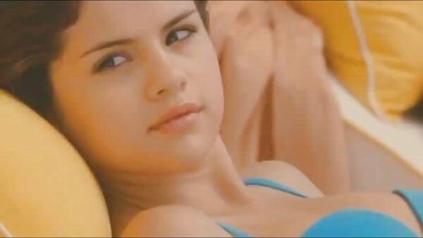 Hornverrückte Brünette mit natürlichen Titten lutscht einen Schwanz in der xxx filme free Wohnheimtoilette